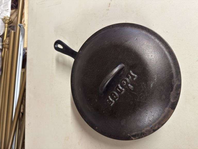 Lodge Cast Iron Skillet with Lid image