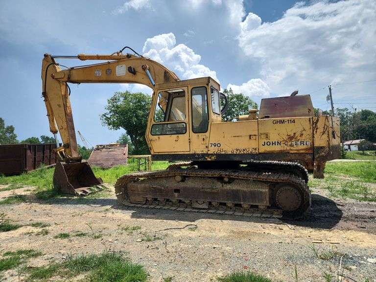 John Deere 790 Excavator