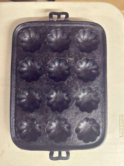 Cast Iron Flower Mold Pan - 12 Cavity image
