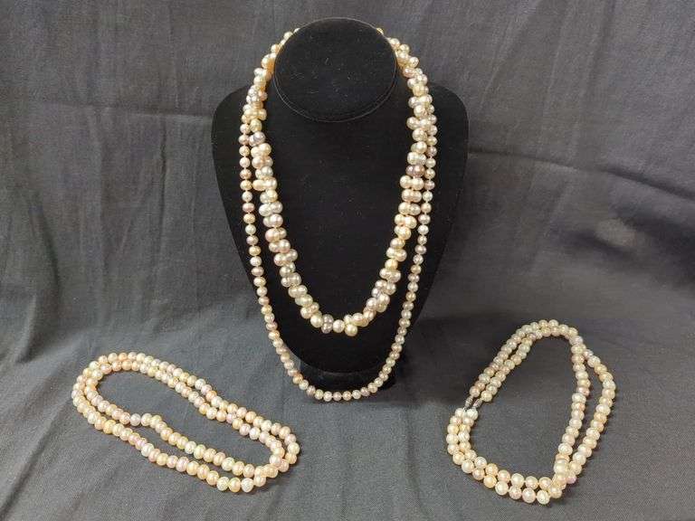 Freshwater Pearl Necklace and Bracelet Set image