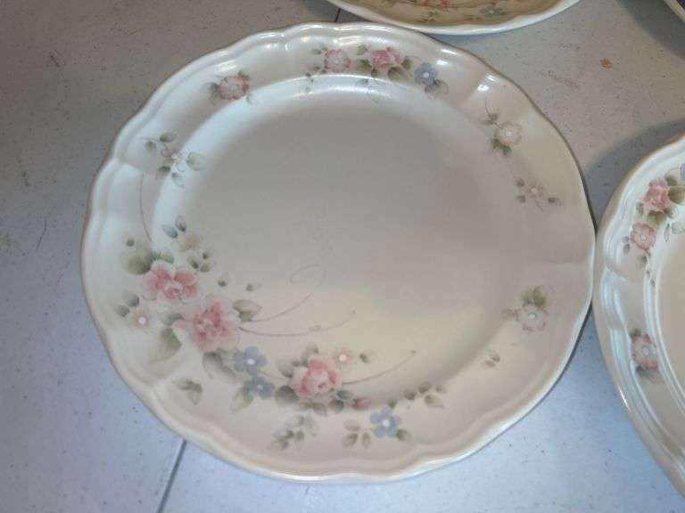 Pfaltzgraff Yorktowne Dinner Plates - Set of 6