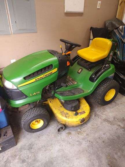JOHN DEERE LA 115 42 INCH CUT RIDING LAWN MOWER WITH 19.5 HP BRIGGS AND STRATTON ENGINE