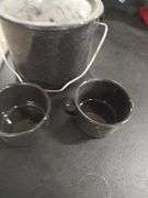 SMALL GRANITE COOKER WITH 2 COFFEE CUPS
