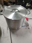 2 STAINLESS STEEL STOCK POTS WITH LIDS