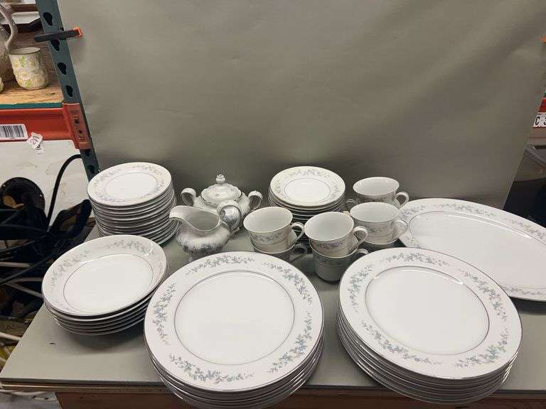 Torino Forget-Me-Not Dinnerware Set - Service for 6+ image