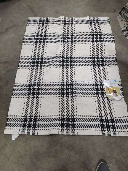 ROOM ESSENTIALS 4 FT X 5 FT 6 INCH AREA RUG image
