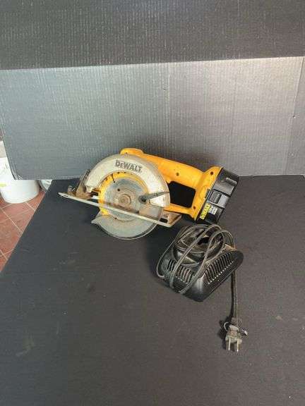 DeWalt DW939 18V Cordless Circular Saw with Charger image