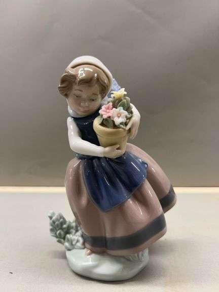 Lladro Figurine: Girl with Flower Pot #5224 image