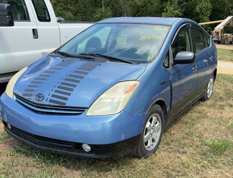 L13- 2004 Toyota Pruis Hybrid (Has Title) image