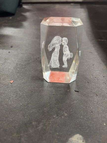 VINTAGE YOUNG BRIDE AND GROOM KISSING LASER ETCHED GLASS image