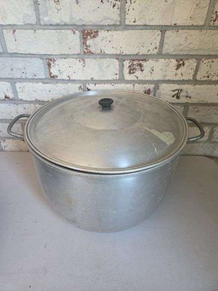 Large Aluminum Stock Pot with Lid image