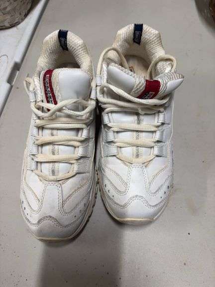 PAIR OF SKECHERS TENNIS SHOES SIZE 8 image