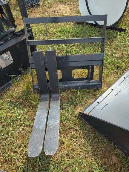 L7- Mini Dingo Pallet Forks image