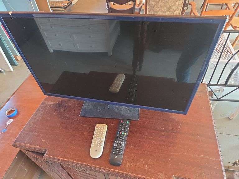 GPX 32" LED TV with Remotes image