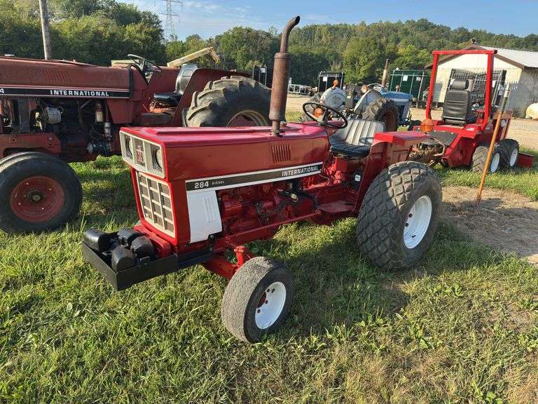 L9- 284 International Tractor image