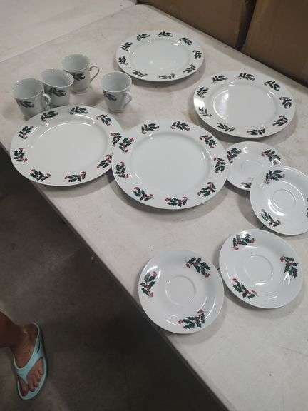 CHRISTMAS HOLLY DISH SET image