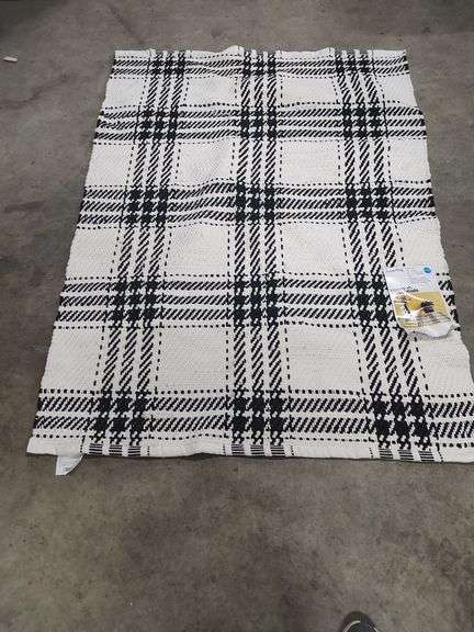 ROOM ESSENTIALS 4 FT X 5 FT 6 INCH AREA RUG image