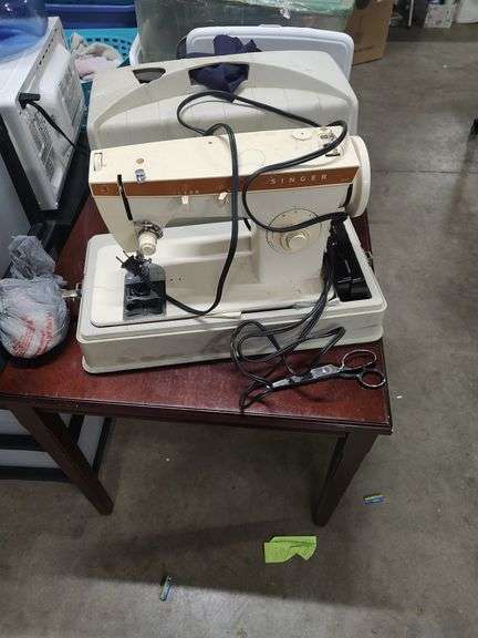 SINGER SEWING MACHINE WITH ACCESSORIES image