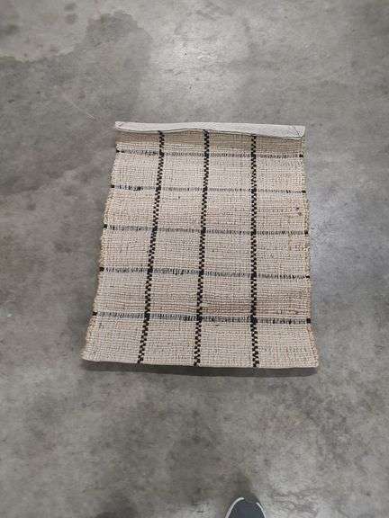 DECORATIVE ACCENT RUG 2 FT X 3 FT image