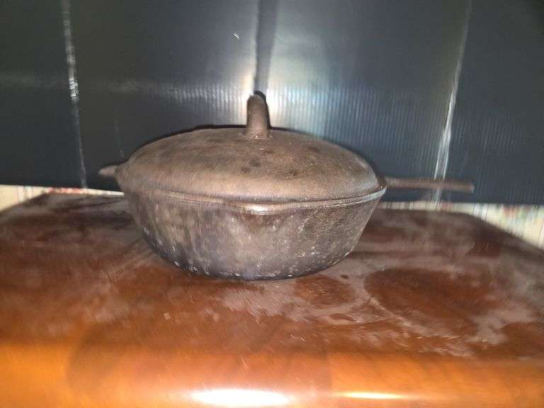 Cast Iron Dutch Oven with Lid, Size 8 image