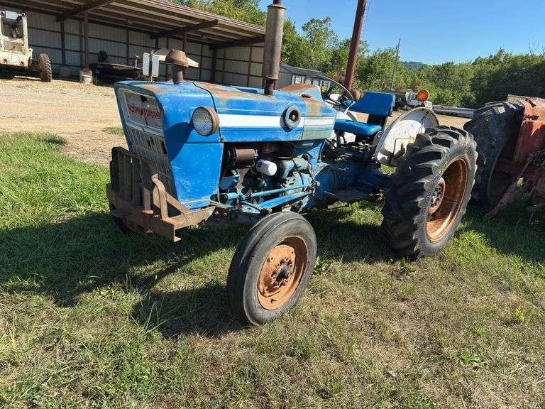 L9- 2000 Ford Tractor image