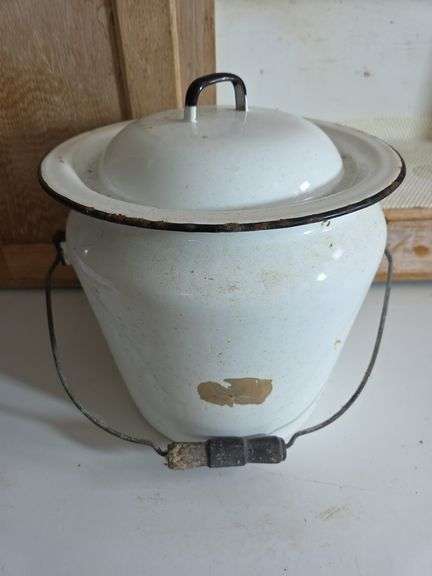 Enamelware Chamber Pot with Lid image