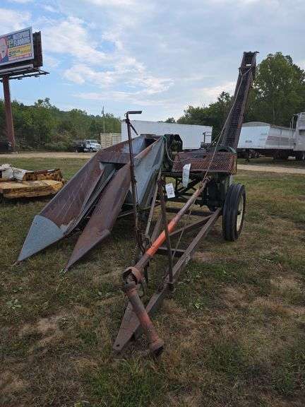 L10- New Idea 309 Corn Picker image