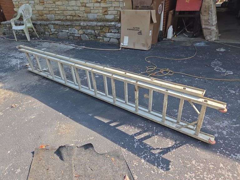 Aluminum Extension Ladder image