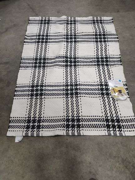 ROOM ESSENTIALS 4 FT X 5 FT 6 INCH AREA RUG image