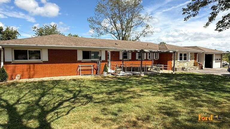 Brick House & Lot in Somerset, Kentucky image