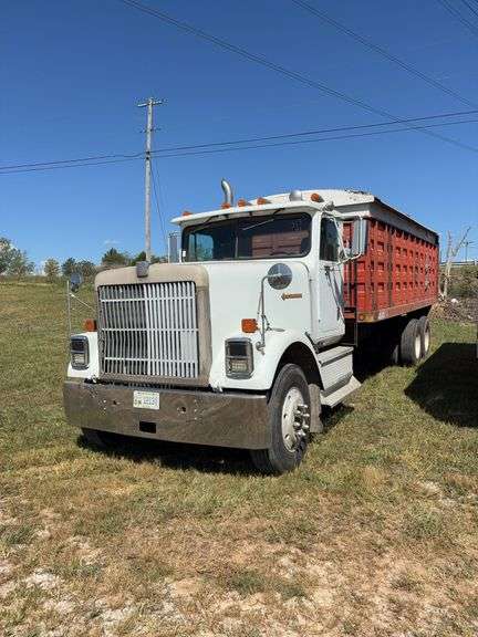 1992  INTERNATIONAL  9300 L15D- 1992 International 930 Grain Truck (Has Title) image