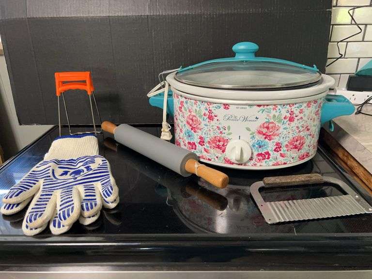 Pioneer Woman Crock Pot, Rolling Pin, Glove and Wavy Cutter image