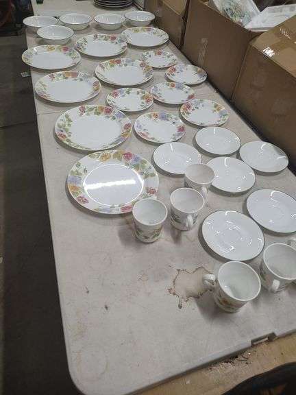 31 PIECES OF CORELLE DISHWARE image