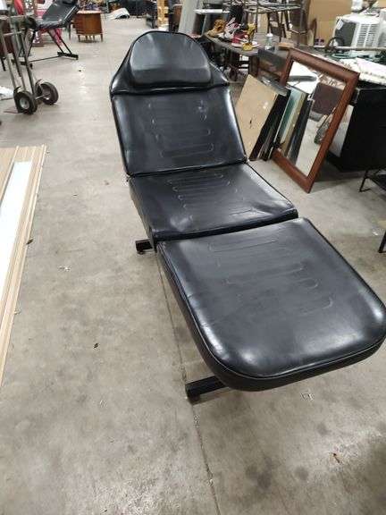 TATTOO MASSAGE BED WITH ADJUSTABLE HEAD AND LEG SETTINGS WITH REMOVABLE HEAD PILLOW image