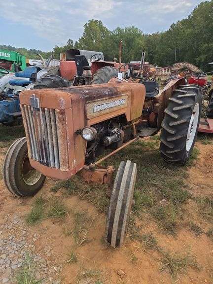 L9- 414 International Tractor image