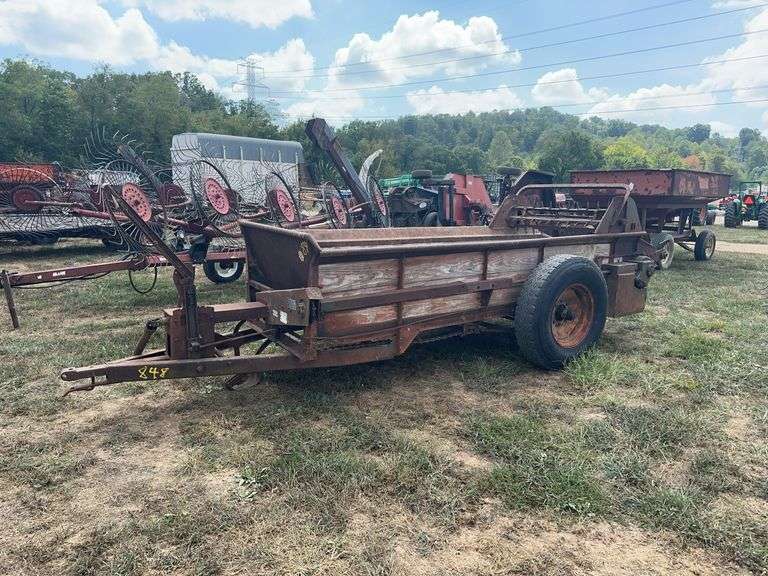 L10- New Idea Manure Spreader image