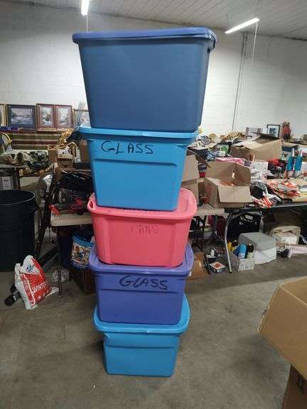 5 - 18 GALLON STORAGE TOTES - 1 HAS CRACKED LID image