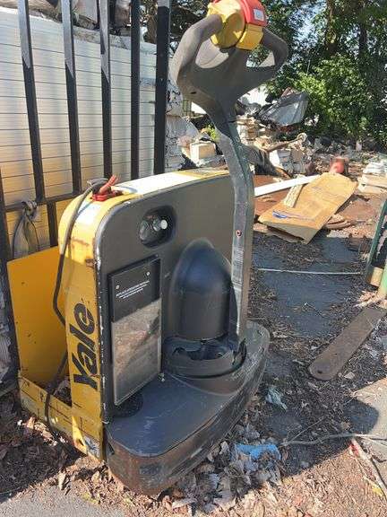 Yale MPW045-EN24T2748 Electric Pallet Jack image