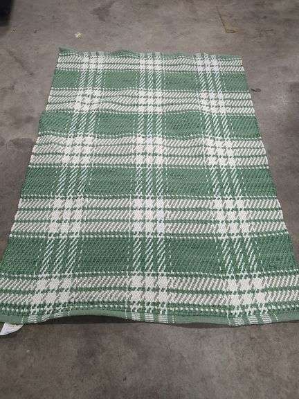 ROOM ESSENTIALS 4 FT X 5 FT 6 INCH AREA RUG image