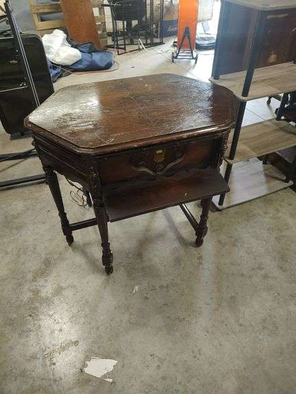 VINTAGE - ATWATER KENT RADIO IN AUTHENTIC KIEL GOLDED VOICED TABLE - 27X25X31 image