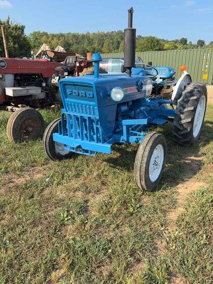 L9- 2000 Ford Tractor image