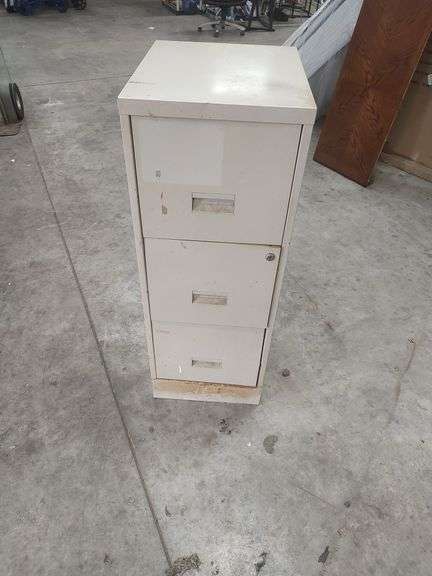 3 DRAWER METAL FILING CABINET - 15X18X41 image