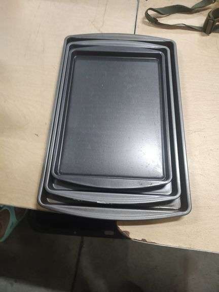 3 BAKING PANS image