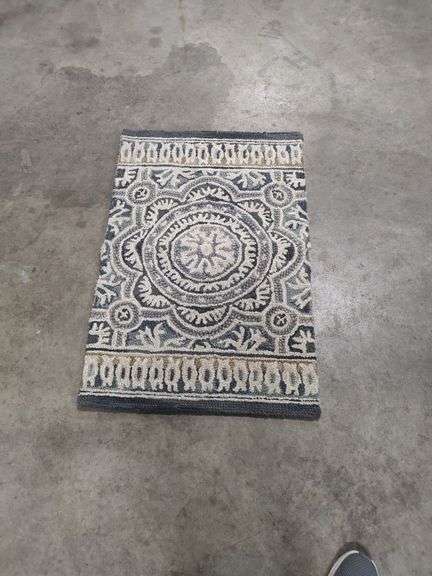 THRESHOLD 2 FT X 3 FT ACCENT RUG image
