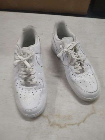 WHITE NIKE AIR SHOES- SIZE 11 image