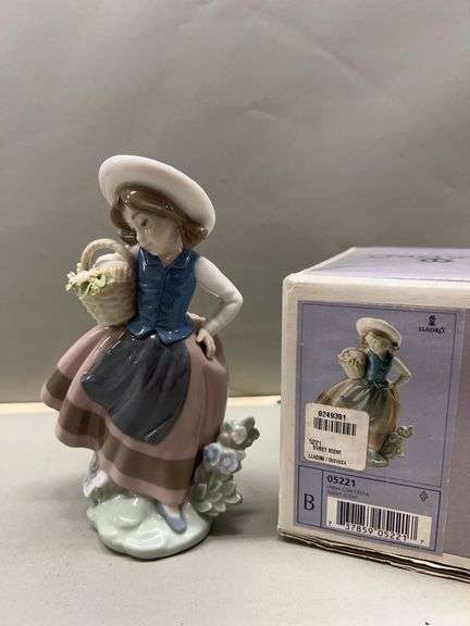 Lladro Sweet Scent Figurine #5221 with Box image