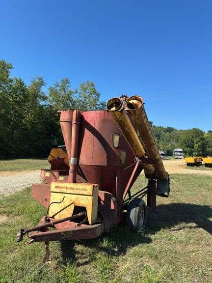 L10- New Holland 353 Grinder Mixer image