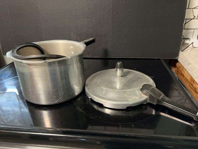 Mirro Matic M-4070 4 Quart Pressure Cooker image