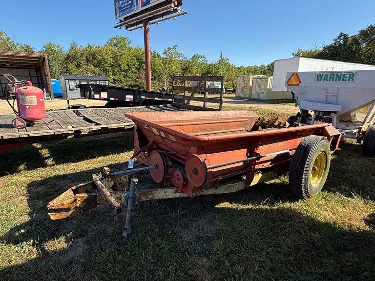 L10- New Holland 14 Ft Manure Spreader image