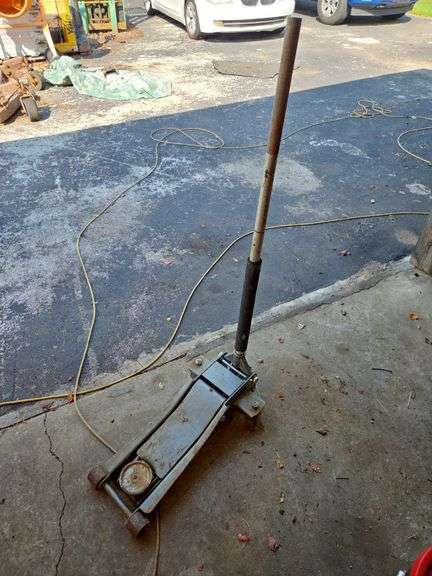 Hydraulic Floor Jack image